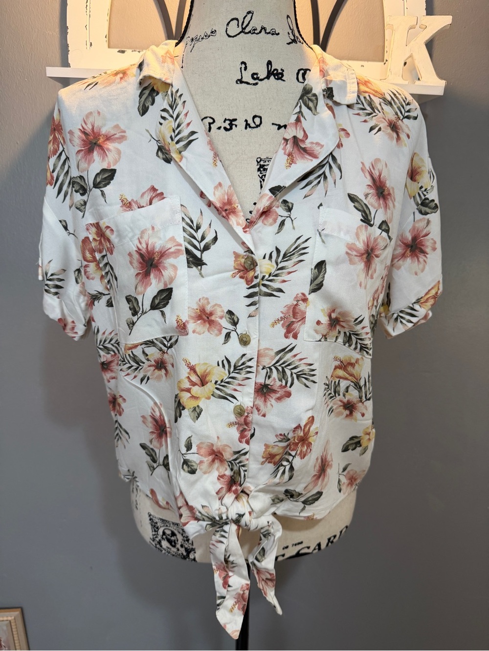 HOLLISTER FLORAL TIE FRONT SHORT SLEEVE TOP SZ M